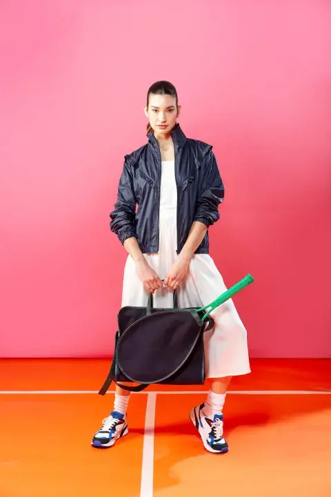 CAMPERA ROMPEVIENTO (GRIP, $24.500), VESTIDO (VITTO HEN, $54.000), ZAPATILLAS (LECOQ, $36.000), BOLSO (LACOSTE). CAMPERA ROMPEVIENTO (GRIP, $24.500), VESTIDO (VITTO HEN, $54.000), ZAPATILLAS (LECOQ, $36.000), BOLSO (LACOSTE).