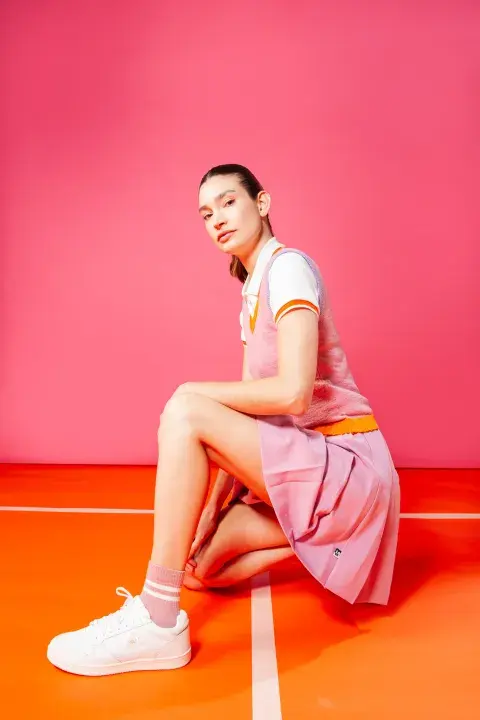 CHALECO (LAS PEPAS, $34.990), REMERA (LACOSTE), MINI TABLEADA (LAS PEPAS, $39.900), MEDIAS (ELEMENTO), ZAPATILLAS (LECOQ, $31.600). CHALECO (LAS PEPAS, $34.990), REMERA (LACOSTE), MINI TABLEADA (LAS PEPAS, $39.900), MEDIAS (ELEMENTO), ZAPATILLAS (LECOQ, $31.600).