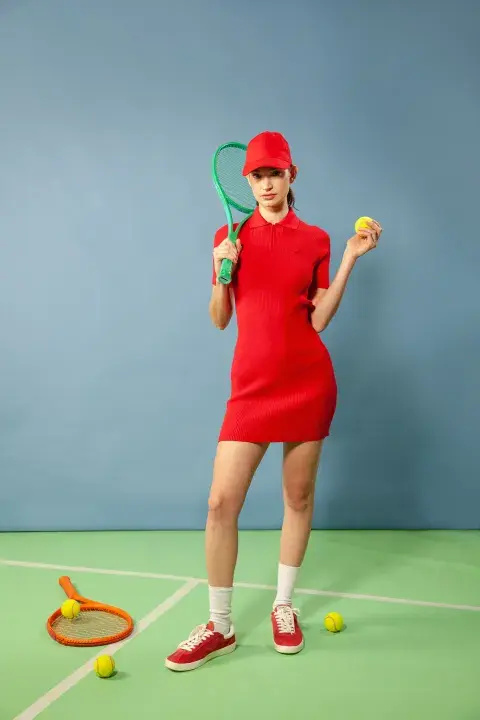 GORRA (COMPAÑÍA DE SOMBREROS, $5200), VESTIDO Y ZAPATILLAS (LACOSTE). GORRA (COMPAÑÍA DE SOMBREROS, $5200), VESTIDO Y ZAPATILLAS (LACOSTE).