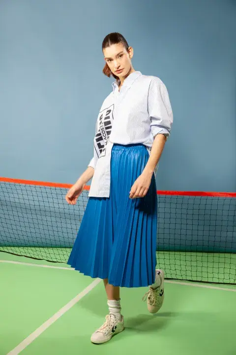 CAMISA OVERSIZE (LACOSTE), FALDA (VITTO HEN, $45.000), ZAPATILLAS (CONVERSE, $33.100). CAMISA OVERSIZE (LACOSTE), FALDA (VITTO HEN, $45.000), ZAPATILLAS (CONVERSE, $33.100).