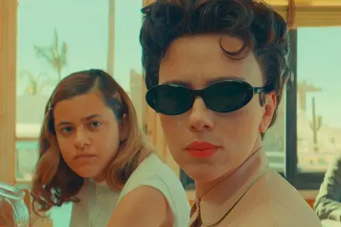 Scarlett Johansson interpreta a Midge Campbell/Mercedes Ford. Scarlett Johansson interpreta a Midge Campbell/Mercedes Ford.