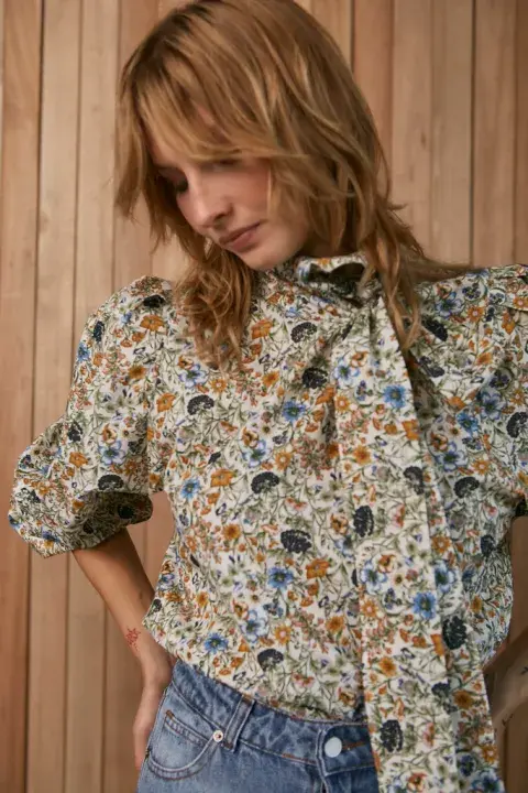 Camisa con cuello mao y mangas con volumen. Camisa con cuello mao y mangas con volumen.