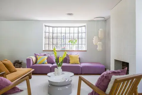 En el living, hay muchos aciertos: la base del sillón a medida (Kamura) sobresale y arma una mesita de apoyo. Las mesitas bajas son un diseño de Federico Churba. En el living, hay muchos aciertos: la base del sillón a medida (Kamura) sobresale y arma una mesita de apoyo. Las mesitas bajas son un diseño de Federico Churba.