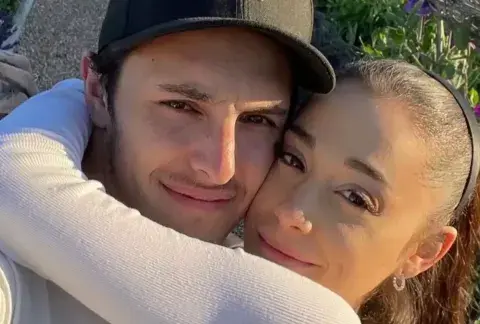 Ariana Grande y Dalton Gomez decidieron divorciarse luego de dos años de matrimonio. Ariana Grande y Dalton Gomez decidieron divorciarse luego de dos años de matrimonio.