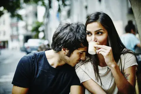 El contacto físico genera hormonas que favorecen el apego. El contacto físico genera hormonas que favorecen el apego.