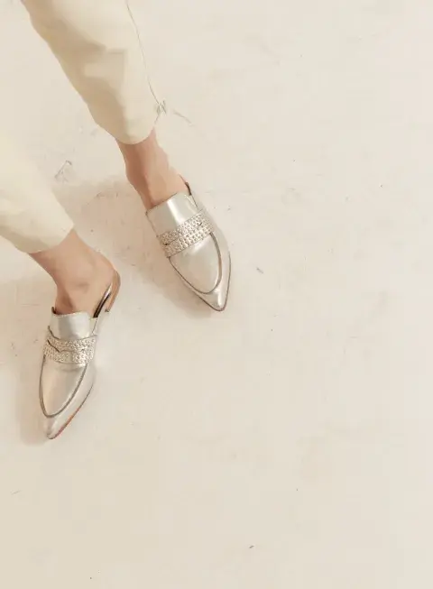 Las mules metalizadas es una gran compra de liquidación para la próxima temporada (Toval Shoes, $25.600) Las mules metalizadas es una gran compra de liquidación para la próxima temporada (Toval Shoes, $25.600)