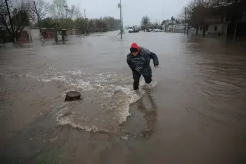 Inundación en la calle 13 y 94, La Plata. Inundación en la calle 13 y 94, La Plata.