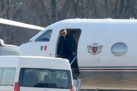 Luis Miguel llegó a Buenos Aires en su avión privado. Luis Miguel llegó a Buenos Aires en su avión privado.