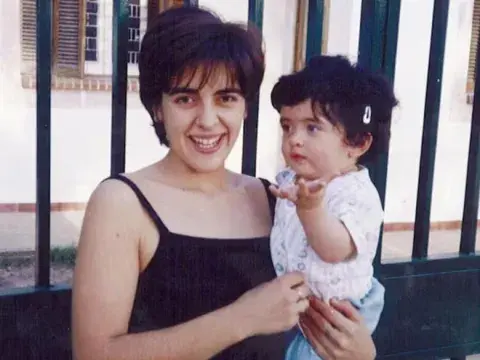 María de los Ángeles Verón con su hija Micaela Sol en brazos. María de los Ángeles Verón con su hija Micaela Sol en brazos.