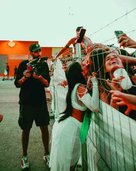 Fanáticas de María Becerra la esperan luego de sus shows para chapar o intentar sacarse una selfie con ella. Fanáticas de María Becerra la esperan luego de sus shows para chapar o intentar sacarse una selfie con ella.