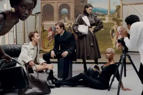 La nueva temporada de la firma italiana se llama "El resurgimiento contemporáneo de Ferragamo". La nueva temporada de la firma italiana se llama "El resurgimiento contemporáneo de Ferragamo".