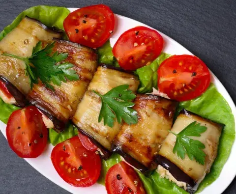 Rollos de berenjenas con queso, jamón y salsa. Rollos de berenjenas con queso, jamón y salsa.