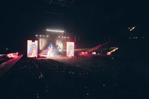 Nicki Nicole durante su show en el Movistar Arena. Nicki Nicole durante su show en el Movistar Arena.