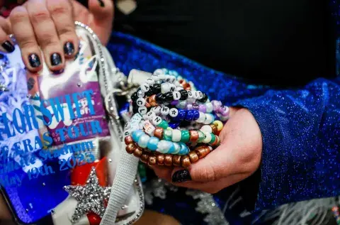 El origen de las pulseras de la amistad de Taylor Swift. El origen de las pulseras de la amistad de Taylor Swift.