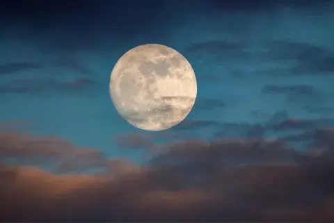 Superluna de agosto: rituales para aprovechar su energía.