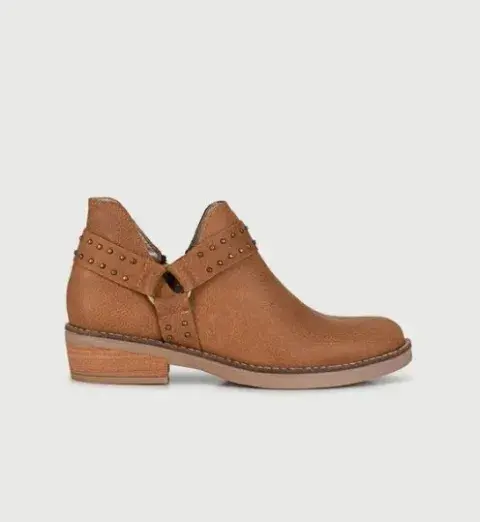 Con detalles de tachas y taco bajo Con detalles de tachas y taco bajo