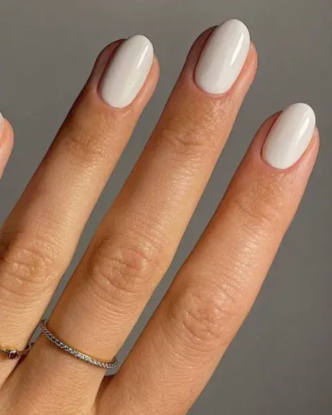 El esmalte blanco vuelve con todo, quizá hasta en oposición a cómo el negro la rompió durante el invierno. El esmalte blanco vuelve con todo, quizá hasta en oposición a cómo el negro la rompió durante el invierno.