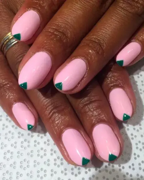 Combinando dos colores bien opuestos, el detalle triangular en la punta le da un toque genial. Combinando dos colores bien opuestos, el detalle triangular en la punta le da un toque genial.