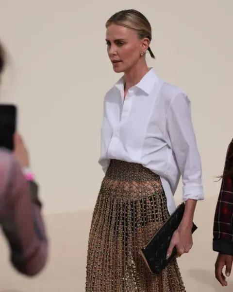 Con una pollera naked y combinada con una camisa overside, Charlize Theron también la rompió con su look. Con una pollera naked y combinada con una camisa overside, Charlize Theron también la rompió con su look.