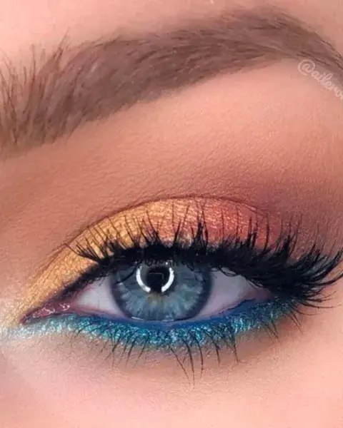 Muchas veces la combinación es la clave y por eso también es una re linda opción contornear el ojo con dos sombras diferentes. Muchas veces la combinación es la clave y por eso también es una re linda opción contornear el ojo con dos sombras diferentes.