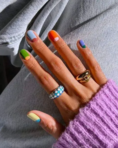 Con diferentes colores súper vivos, la idea es jugar con las lunitas de la uña. Con diferentes colores súper vivos, la idea es jugar con las lunitas de la uña.