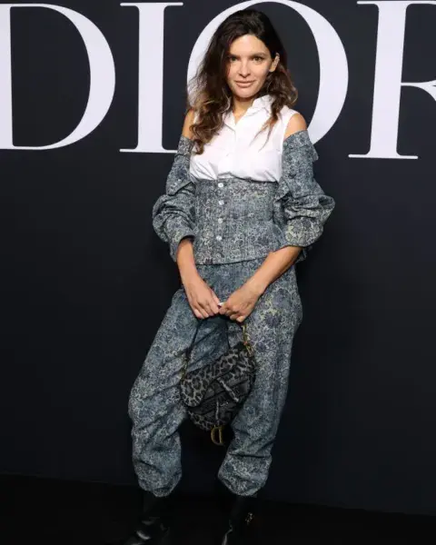 Sin mangas, la camisa blanca también es un sí cuando lo combinás con un corset. Sin mangas, la camisa blanca también es un sí cuando lo combinás con un corset.
