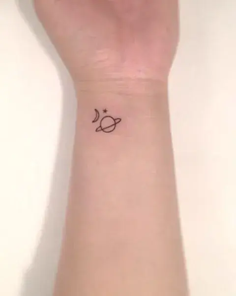 Si el universo es lo tuyo, hay lindas opciones para convertirlo en tu primer tatuaje.