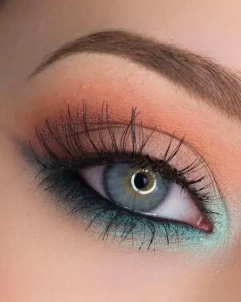 Con un buen delineado y máscara de pestañas, sumar sombra de color en la parte inferior crea una mirada única. Con un buen delineado y máscara de pestañas, sumar sombra de color en la parte inferior crea una mirada única.