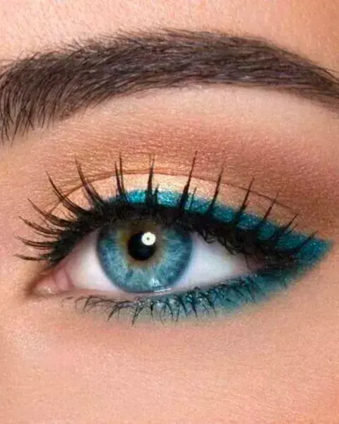 Jugando más con los delineadores de colores (¡súper de moda!), también es una opción sencilla si todavía no manejas muy bien el pincel. Jugando más con los delineadores de colores (¡súper de moda!), también es una opción sencilla si todavía no manejas muy bien el pincel.