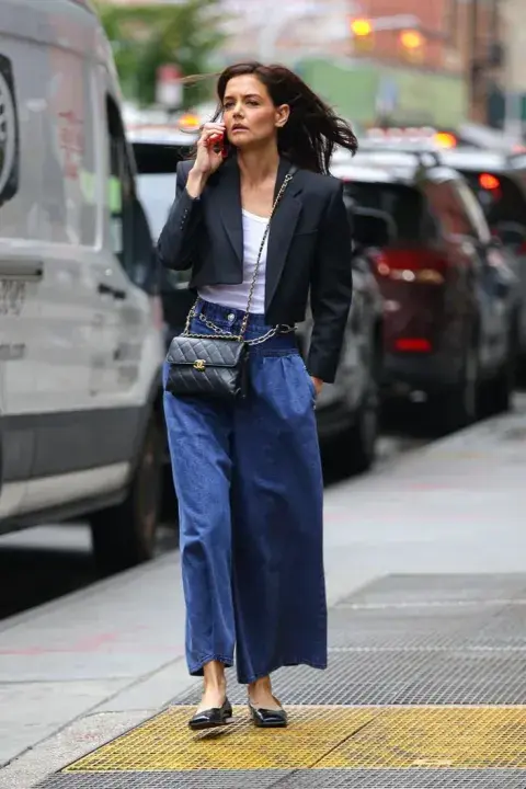 Todo en este look puede combinarse con otras prendas de mil maneras, por eso las llamamos prendas básicas. Un jean loose fit, una remera blanca, una chaqueta sastrera crop, mini bag negra y chatas, un look clásico y muy chic.