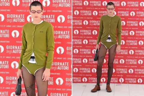 El increíble look de Emma Corrins para el Festival de Venecia.