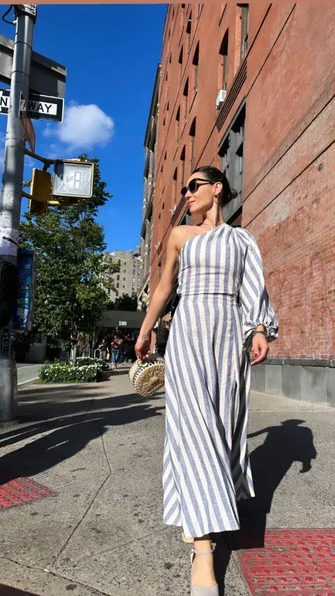 El hermoso vestido rayado de Pampita en Nueva York. El hermoso vestido rayado de Pampita en Nueva York.