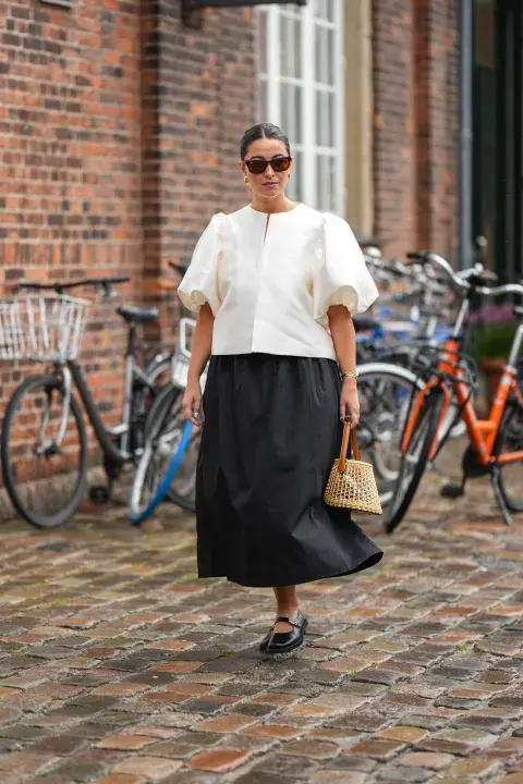 Ideal para media estación. Ni mucho frio, ni mucho calor, lo típico de la primavera. Un falda, una blusa y una mini basket bag pueden ser tus aliados, llevá una chaqueta liviana por si refresca. 