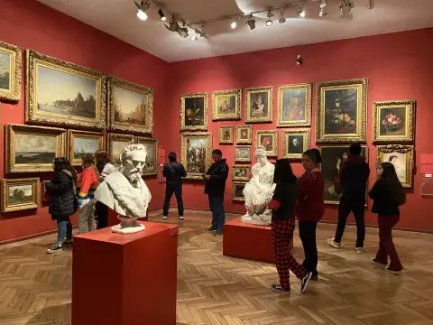 De 17 a 2 AM, habrá una programación especial que incluye visitas guiadas breves, actividades para familias y recorridos en Lengua de Señas Argentina (LSA).