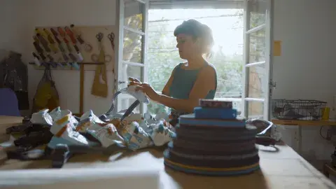 En su taller Pía cose, corta, recibe los desechos de la industria y organiza el nuevo material para continuar creando diseño sustentable y funcional. En su taller Pía cose, corta, recibe los desechos de la industria y organiza el nuevo material para continuar creando diseño sustentable y funcional.
