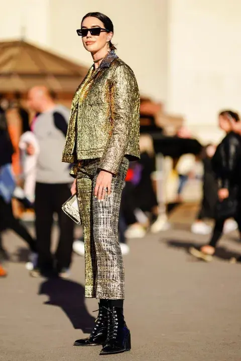Chaqueta y pantalón dorada con textura. Muy Ferrero Rocher, re va!
