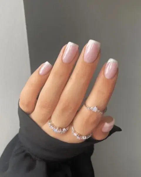 La manicura americana está súper de moda y juega con mostrar una uña más natural. La manicura americana está súper de moda y juega con mostrar una uña más natural.