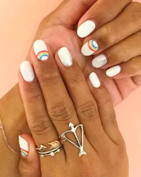 Con una base blanca (¡que está súper de moda!), el detalle del arcoiris y el brillo es lo más. Con una base blanca (¡que está súper de moda!), el detalle del arcoiris y el brillo es lo más.