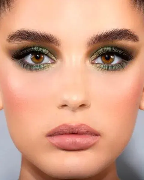 Con el foxy eyes súper de moda, contornear tu ojo con un mismo tono de sombra da un efecto único. Con el foxy eyes súper de moda, contornear tu ojo con un mismo tono de sombra da un efecto único.
