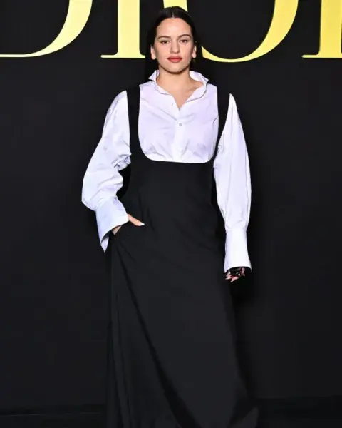 Con las mangas anchas y largas, este fue uno de los looks más comentados del desfile de Dior. Con las mangas anchas y largas, este fue uno de los looks más comentados del desfile de Dior.
