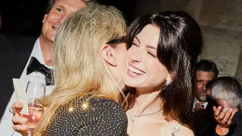 Meryl Streep y Anne Hathaway tuvieron una reunión de El diablo viste a la moda. Meryl Streep y Anne Hathaway tuvieron una reunión de El diablo viste a la moda.