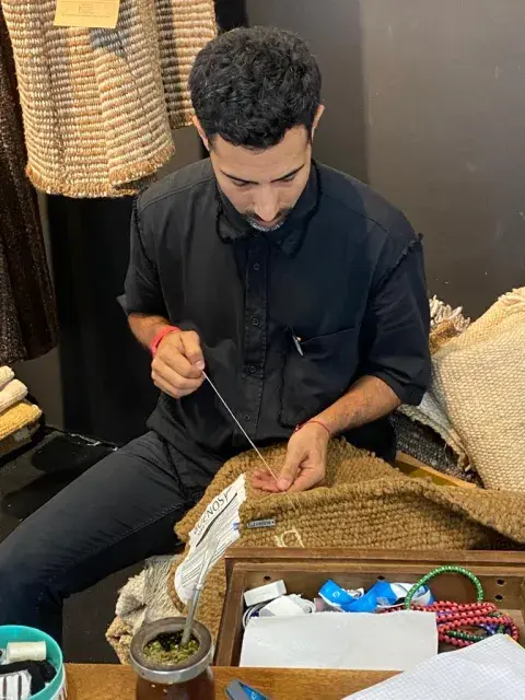 Diego López Achem trabaja en una de las alfombras artesanales en París. Diego López Achem trabaja en una de las alfombras artesanales en París.