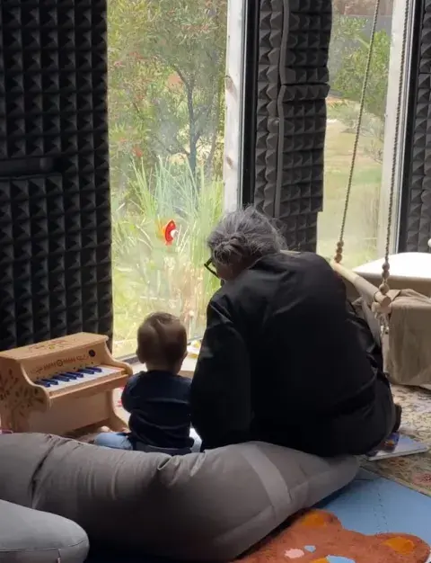 Calu mostró la habitación de tu pequeño hijo Tao. Calu mostró la habitación de tu pequeño hijo Tao.