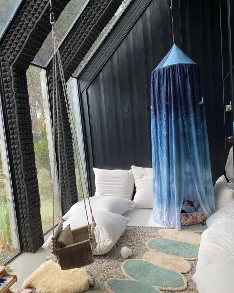 El color negro sorprende con frescura y armonía en la habitación de Tao, el hijo de Calu Rivero y Aíto de la Rúa. El color negro sorprende con frescura y armonía en la habitación de Tao, el hijo de Calu Rivero y Aíto de la Rúa.