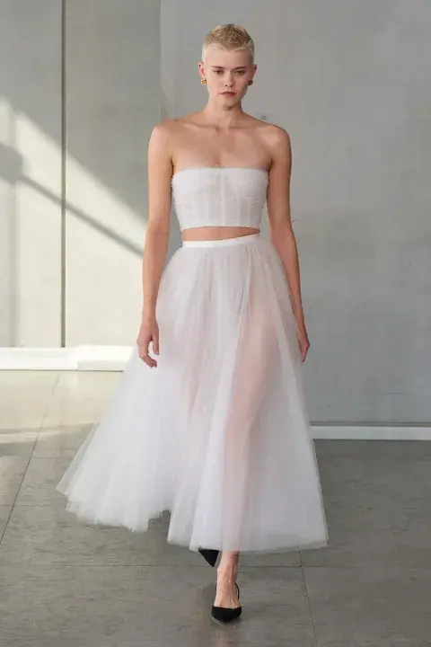 La falda traslúcida de largo midi es una gran tendencia de temporada combinada con corsets, croptops o chalecos. La falda traslúcida de largo midi es una gran tendencia de temporada combinada con corsets, croptops o chalecos.