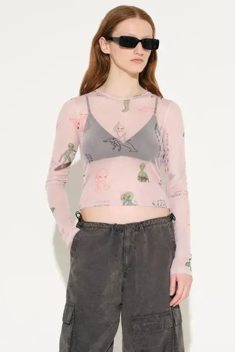 REMERA ESTAMPADA (COMPLOT, $11.990) REMERA ESTAMPADA (COMPLOT, $11.990)