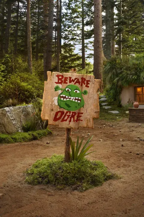 El cartel que te recibirá en la casa del pantano de Shrek. El cartel que te recibirá en la casa del pantano de Shrek.
