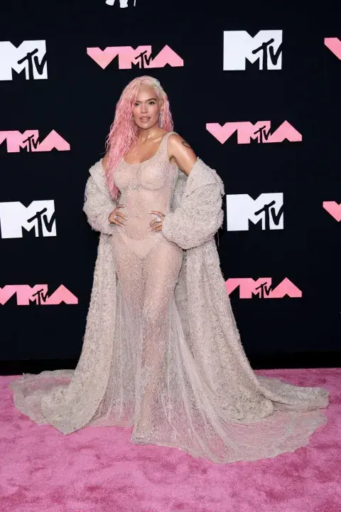Karol G, con un vestido transparente y elegante capa, en la gran noche de los MTV Video Music Awards 2023. Karol G, con un vestido transparente y elegante capa, en la gran noche de los MTV Video Music Awards 2023.
