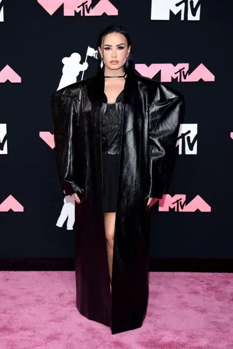 Demi Lovato y un gótico estilo total black. Demi Lovato y un gótico estilo total black.
