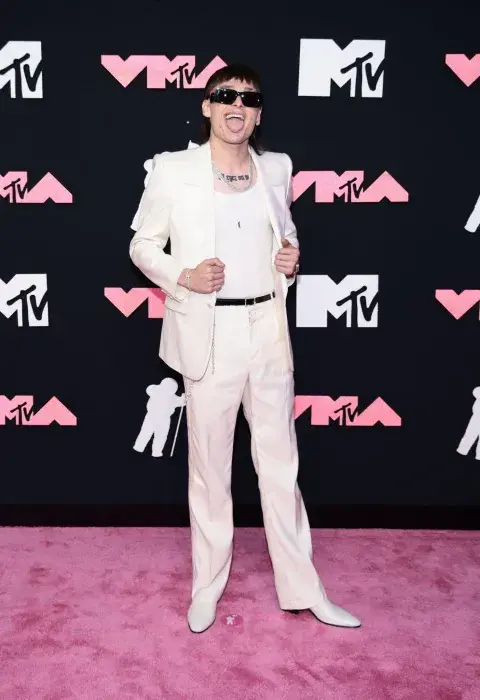 Traje blanco, la elección de Peso Pluma para la alfombra rosa de los MTV VMAs 2023. Traje blanco, la elección de Peso Pluma para la alfombra rosa de los MTV VMAs 2023.